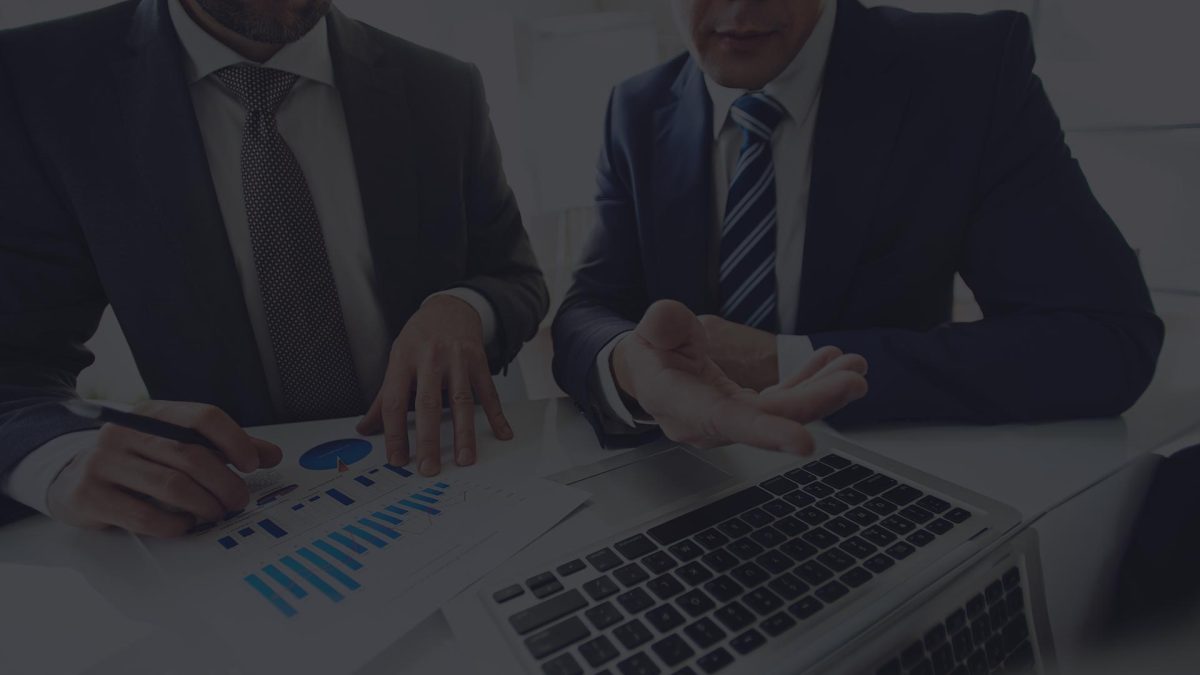 Google Ads kampanya raporunu inceleyen iki iş insanı