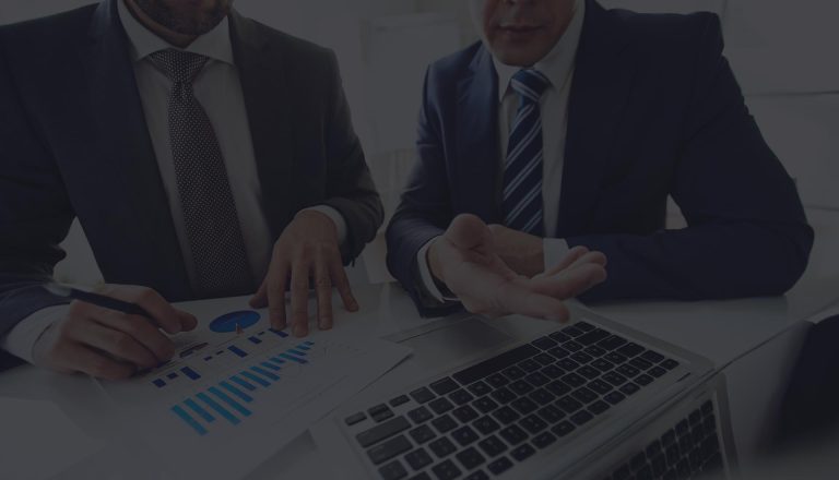 Google Ads kampanya raporunu inceleyen iki iş insanı