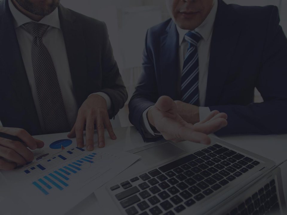 Google Ads kampanya raporunu inceleyen iki iş insanı